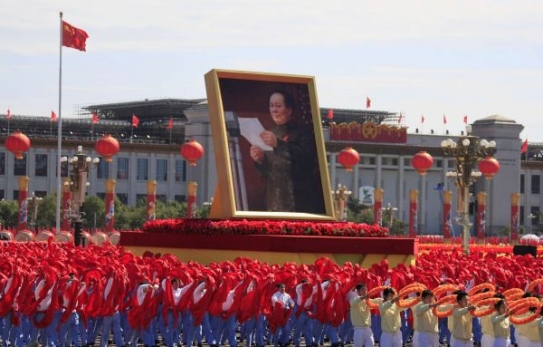 Obří portrét Mao Ce-tunga na přehlídce.